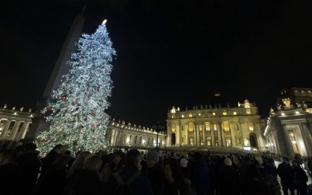 Коледният дух вече владее и Ватикана На площад Свети Петър грейна